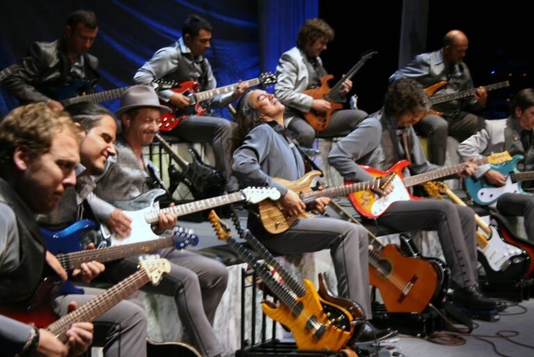 orquesta tocando instrumentos electricos modernos