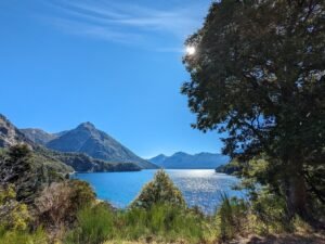 paisaje lago nahuel huapi con montanas