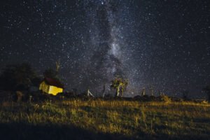 paisaje nocturno estrellado en patagonia argentina