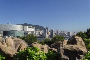 paisaje urbano y natural de ciudad roca