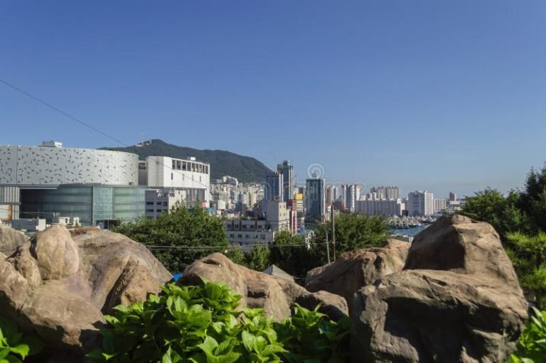 paisaje urbano y natural de ciudad roca