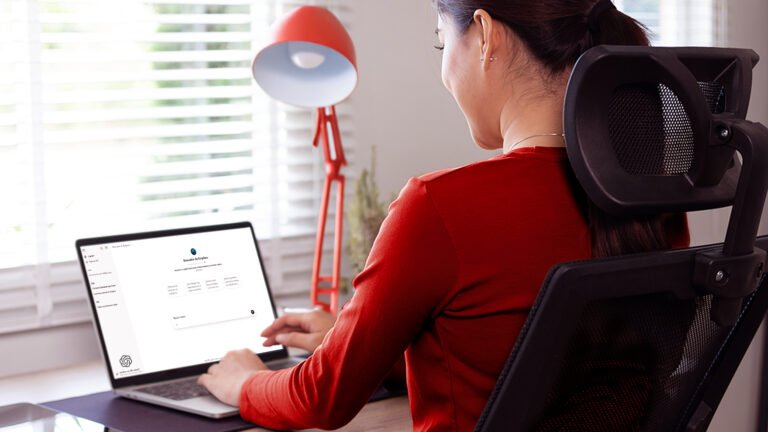 persona buscando empleo en computadora portatil