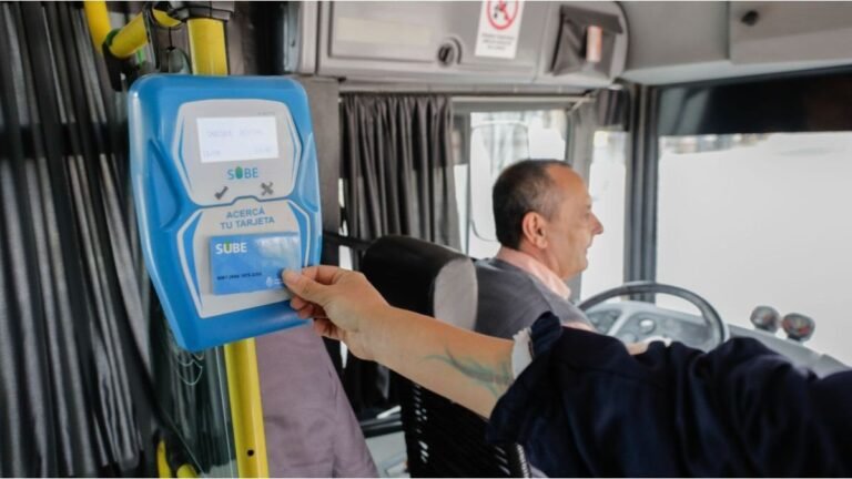 persona cargando tarjeta sube terminal publica