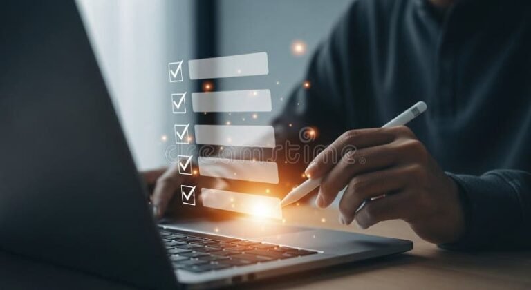 persona completando formulario en computadora moderna