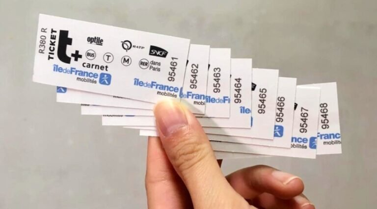 persona comprando boleto de transporte publico