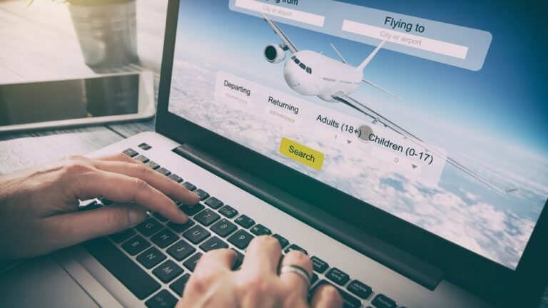 persona comprando boletos de avion online