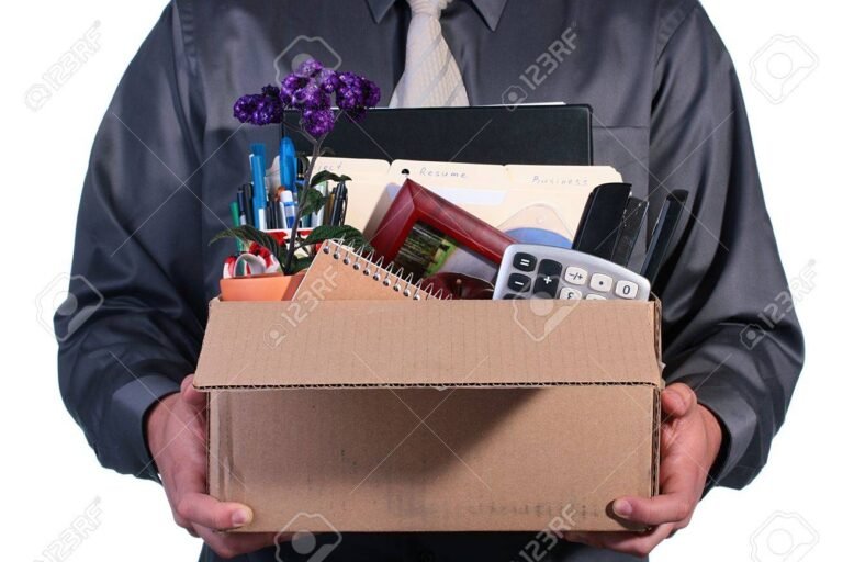 persona dejando oficina con caja personal