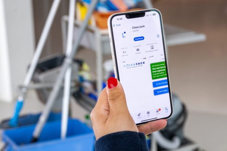 Cómo puedo bajar la app de Mercado Pago en mi celular 2 persona descargando app en smartphone moderno