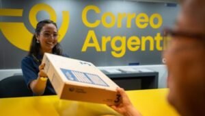 persona enviando sobre en oficina postal argentina