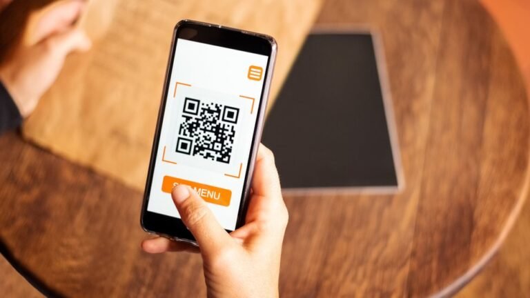 persona escaneando codigo qr en smartphone