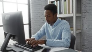 persona joven trabajando en oficina moderna