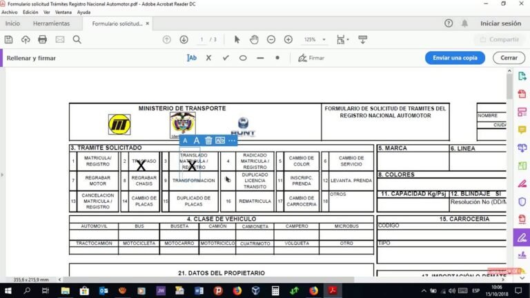 persona llenando formulario de transferencia automotor