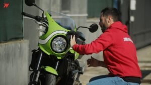 persona mostrando dni junto a motocicleta