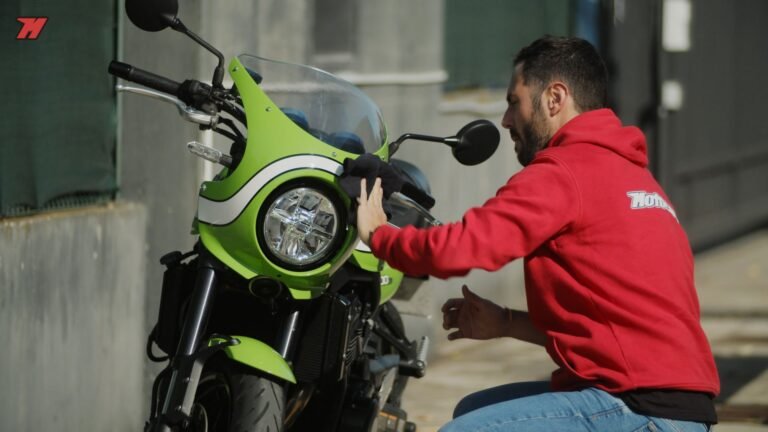 Cómo puedo sacar una moto usando solo el DNI en Argentina 14 persona mostrando dni junto a motocicleta