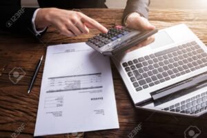 persona pagando factura con computadora y calculadora