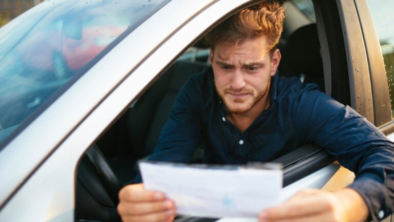 persona pagando multa de auto en linea