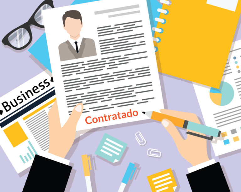 persona revisando curriculum vitae profesional