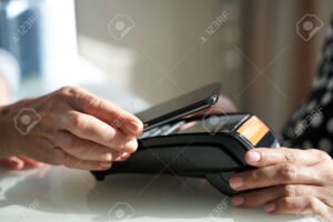 persona revisando pago en dispositivo movil