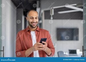 persona revisando su celular con sonrisa