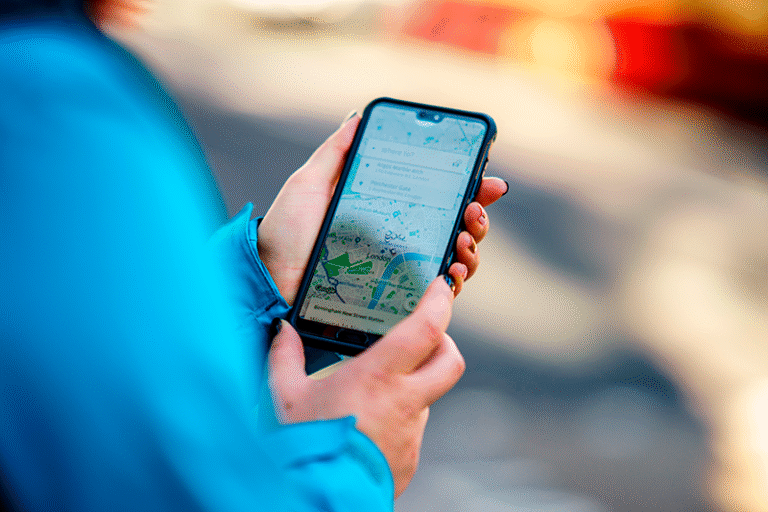 persona usando app movil para transporte publico