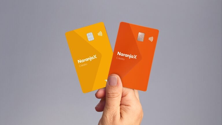 persona usando cajero automatico con tarjeta naranja