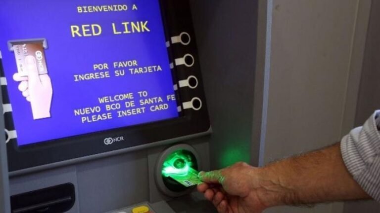 persona usando cajero automatico red link
