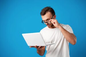 persona usando computadora para consultar multas 1