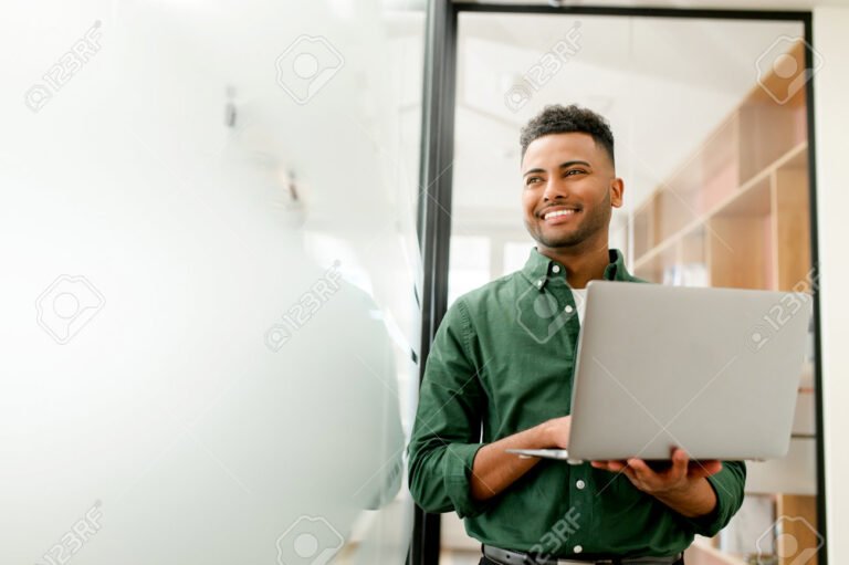 persona usando computadora portatil en oficina moderna