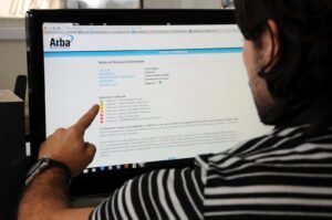 persona usando computadora revisar deuda arba
