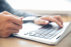 persona usando computadora y dni moderno