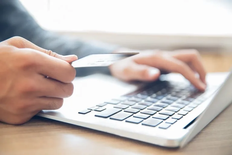 persona usando computadora y dni moderno