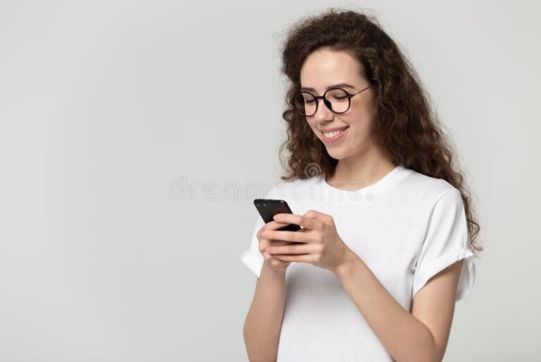 persona usando telefono movil sonriente