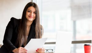 personas buscando empleo en oficina de trabajo