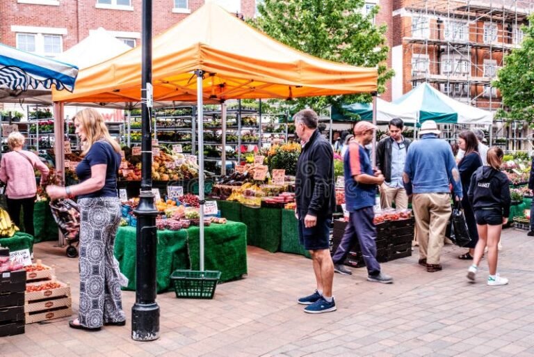 personas comprando en mercado al aire libre