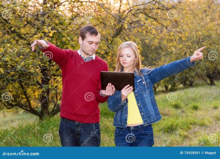 personas senalando direcciones opuestas exteriormente