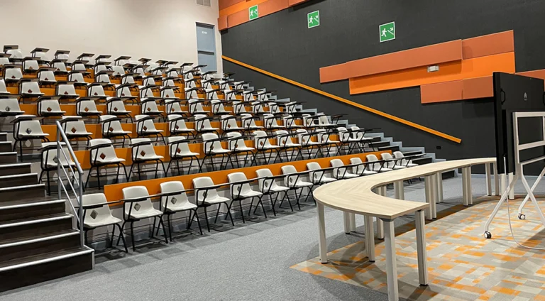 Qué es una sala de conferencias y cómo elegir la ideal para tu evento 4 Qué es una sala de conferencias y cómo elegir la ideal para tu evento