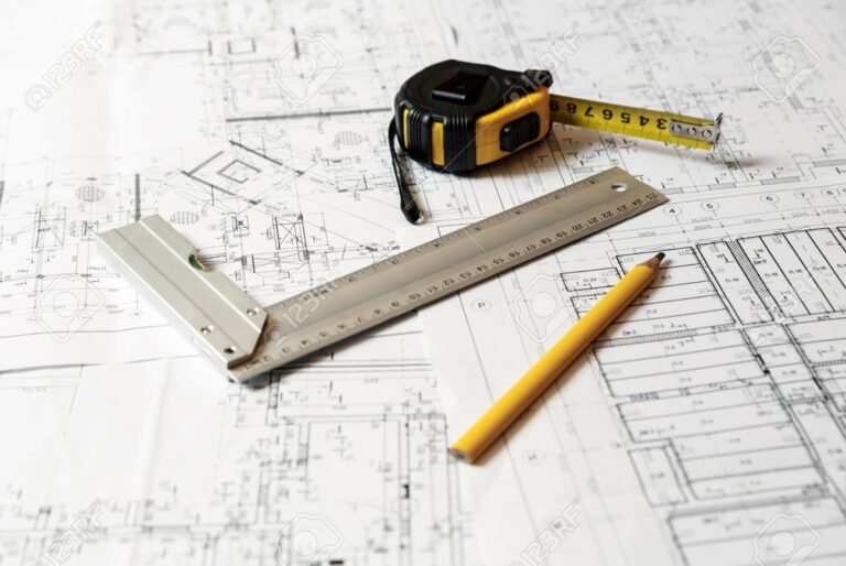 regla y cinta metrica sobre plano arquitectonico