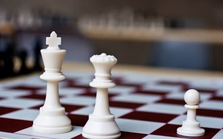 reina de ajedrez en tablero estrategico