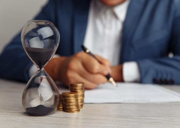 reloj de arena y contrato financiero cerrado