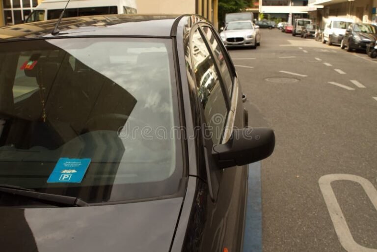 reloj urbano junto a coche estacionado