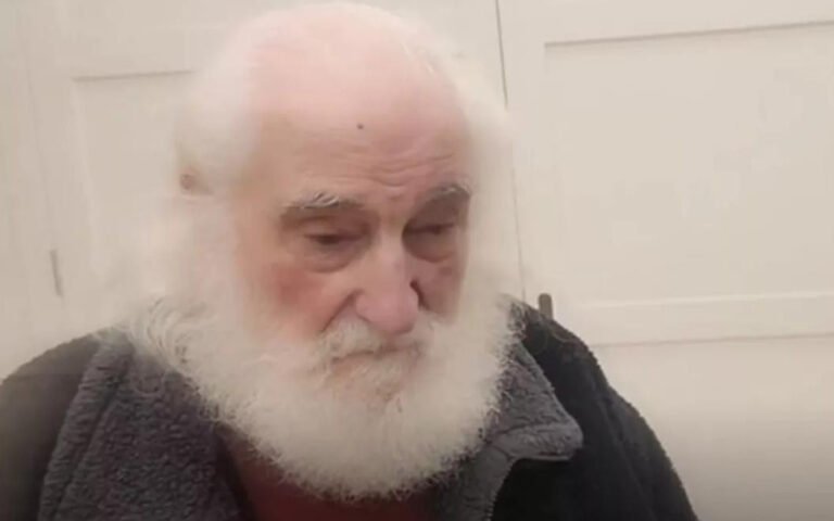 retrato de jose larralde con fondo dramatico