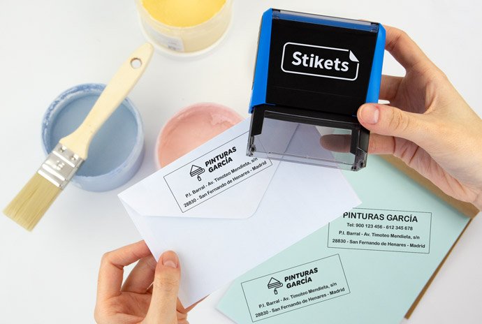 sellos personalizados con nombre sobre documentos