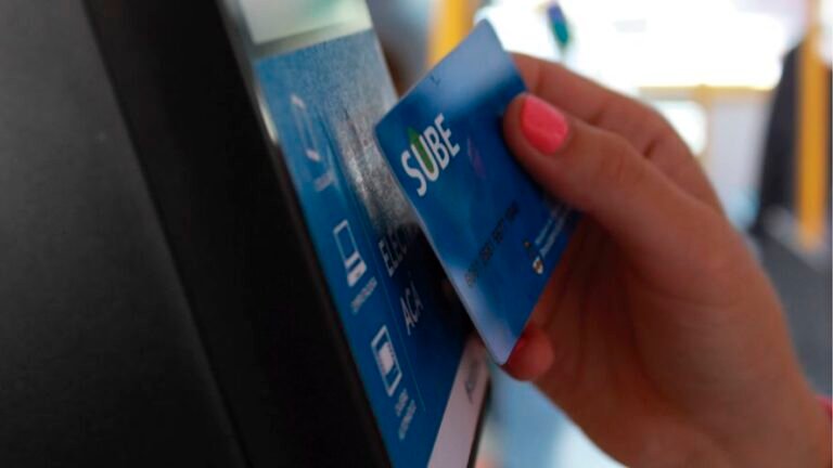 tarjeta sube en mano de usuario feliz