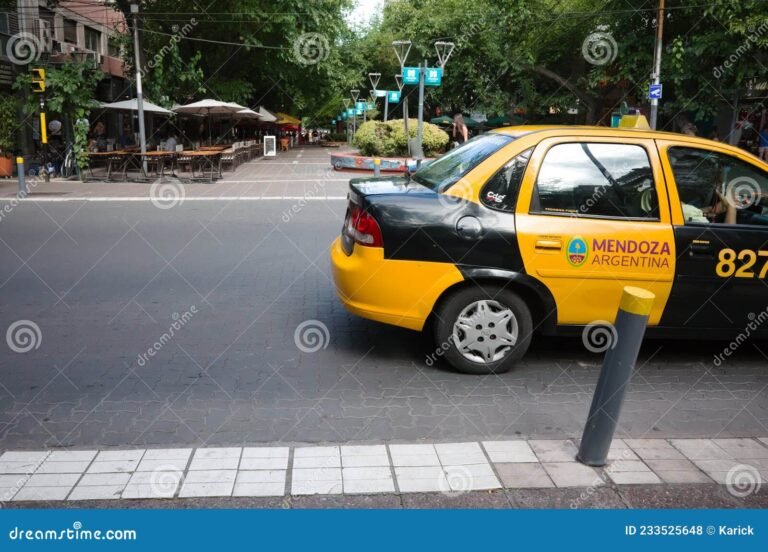 taxi amarillo en calle urbana argentina