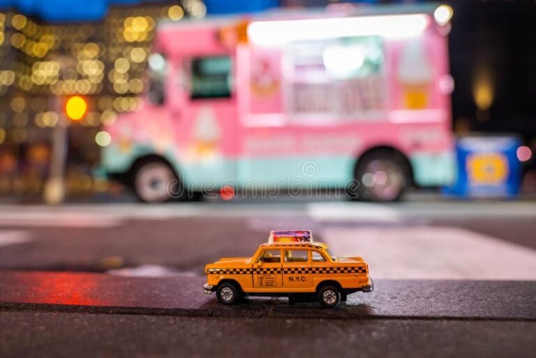 Dónde Encontrar Radio Taxi en San Rafael y Cómo Contactarlos 4 taxi amarillo estacionado en ciudad al atardecer