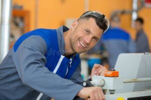 tecnico industrial reparando maquinaria moderna