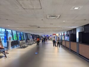 terminal de autobuses moderna con pasajeros esperando