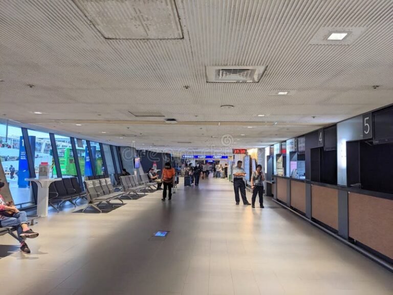 Cómo funcionan las terminales de auto carga Red Bus en Argentina 4 terminal de autobuses moderna con pasajeros esperando