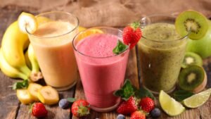 variedad de bebidas naturales en vasos